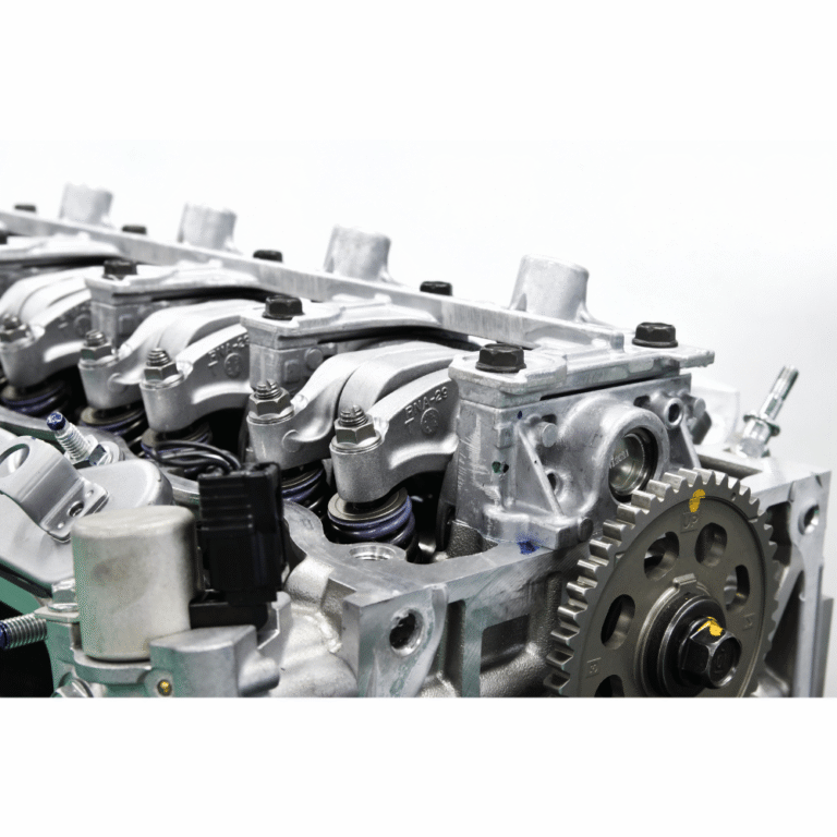 Motor automobila simbolizuјe upotrebu ultrazvučnog čiščenja za održavanje delova u auto-moto industriјi.